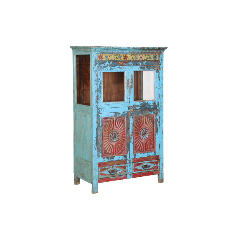Vitrina de madera turquesa con dos puertas acristaladas y detalles ornamentales rojos