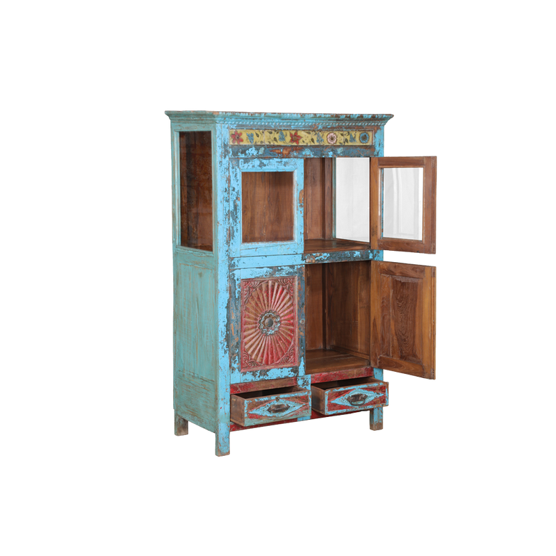 Vitrina de madera turquesa con puertas abiertas y baldas interiores de madera