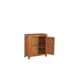 Aparador de teca con puerta abierta y estantes interiores, color miel