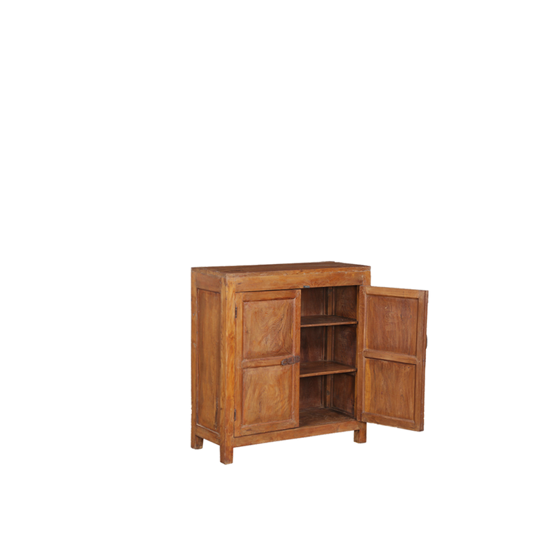 Aparador de teca con puerta abierta y estantes interiores, color miel
