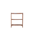 Librería de madera de teca marrón con tres estantes abiertos y estructura rectangular