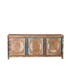 Aparador de teca con 3 puertas y paneles tallados florales, detalles turquesa.
