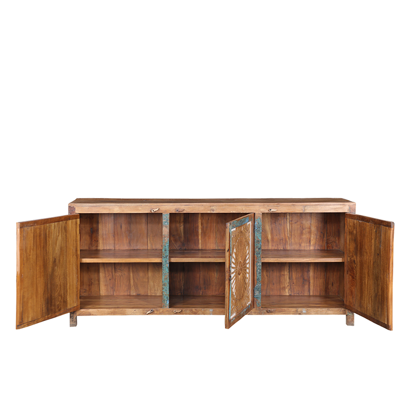 Aparador de teca con puertas abiertas y estantes interiores, madera envejecida y turquesa.
