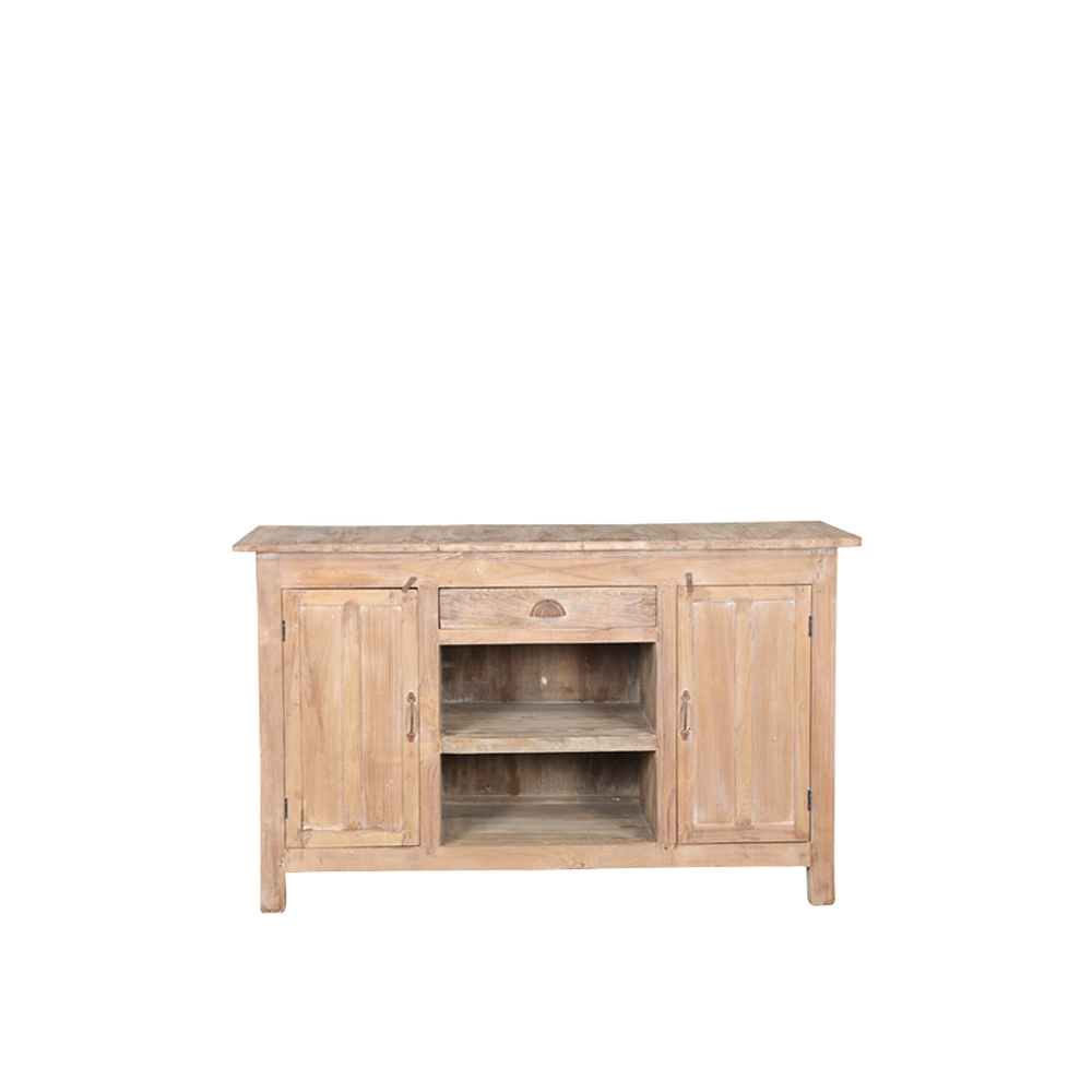 Aparador de madera con puertas dobles y estantes interiores, con cajón central.