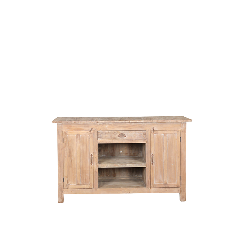 Aparador de madera con puertas dobles y estantes interiores, con cajón central.