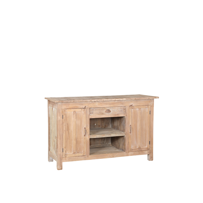 Aparador de madera con puerta abatible izquierda, derecha y repisas abiertas.
