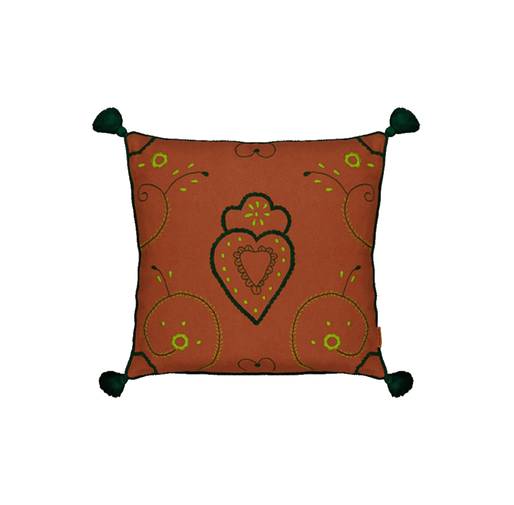 Cojín 60x60 naranja ladrillo con funda estampada corazones y borlas verdes