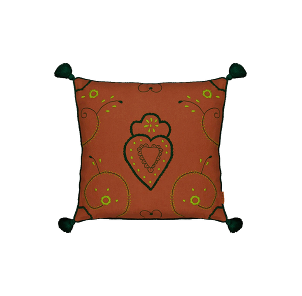 Cojín 60x60 naranja ladrillo con funda estampada corazones y borlas verdes