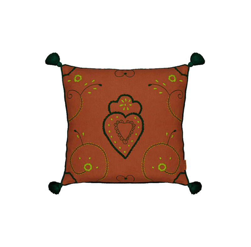 Cojín 60x60 naranja ladrillo con funda estampada corazones y borlas verdes