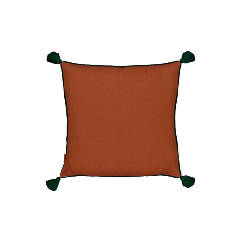 Cojín 60x60 naranja ladrillo liso con borlas verdes en las esquinas