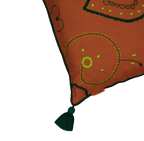 Cojín 60x60 con detalle de bordado verde sobre funda naranja ladrillo