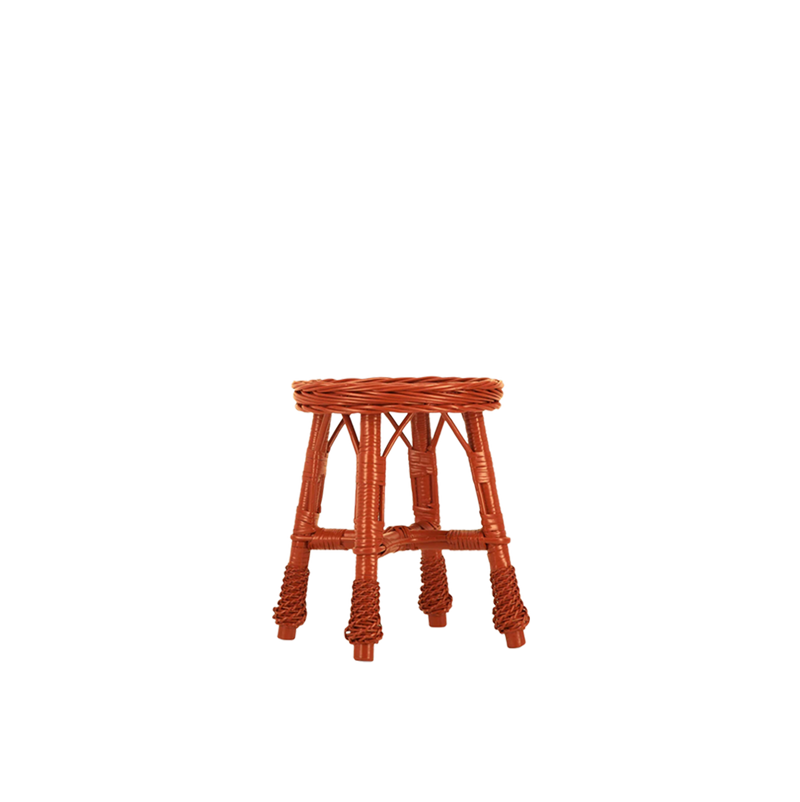 Taburete de mimbre terracota con vista trasera del asiento tejido y patas
