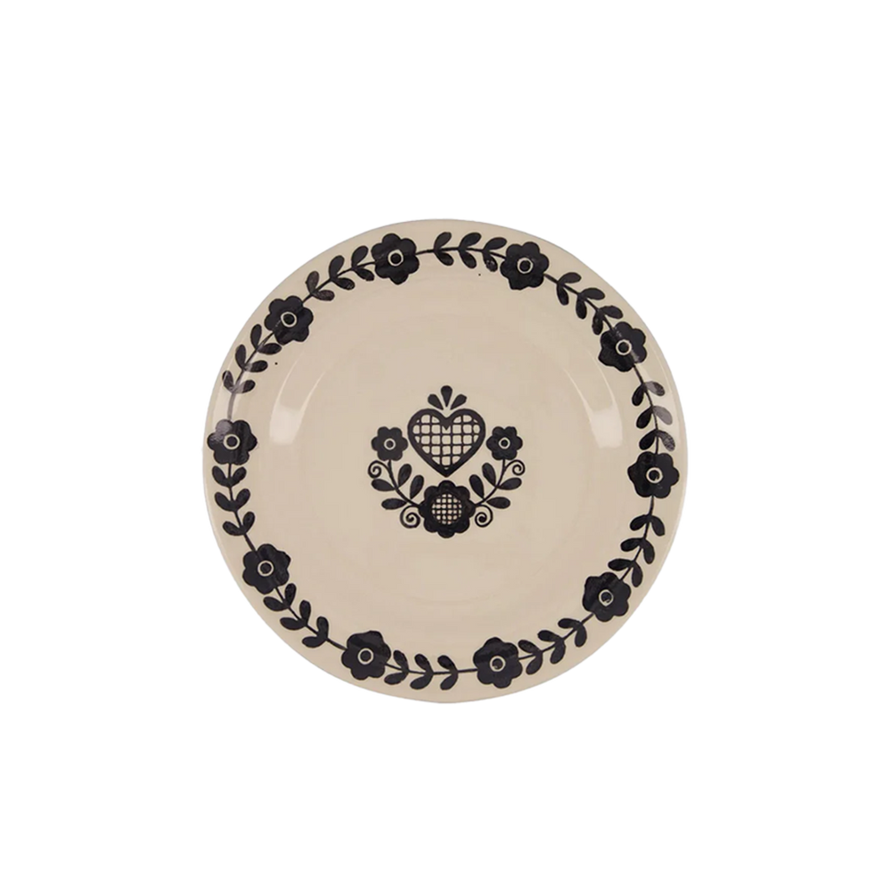 Plato llano de cerámica crema con borde floral negro y corazón central
