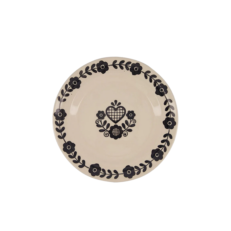 Plato llano de cerámica crema con borde floral negro y corazón central