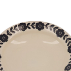 Plato hondo Viana crema con detalle floral negro en el borde