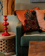 Sofá de lino verde de tres plazas con cojines decorativos y asiento con costuras