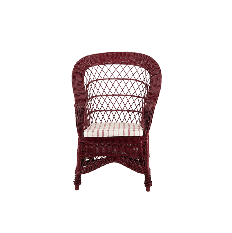 Sillón de mimbre burdeos con cojín a rayas blancas y beige