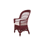 Sillón de mimbre burdeos con respaldo tejido y cojín a rayas