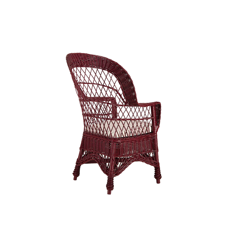 Sillón de mimbre burdeos en vista trasera con cojín a rayas