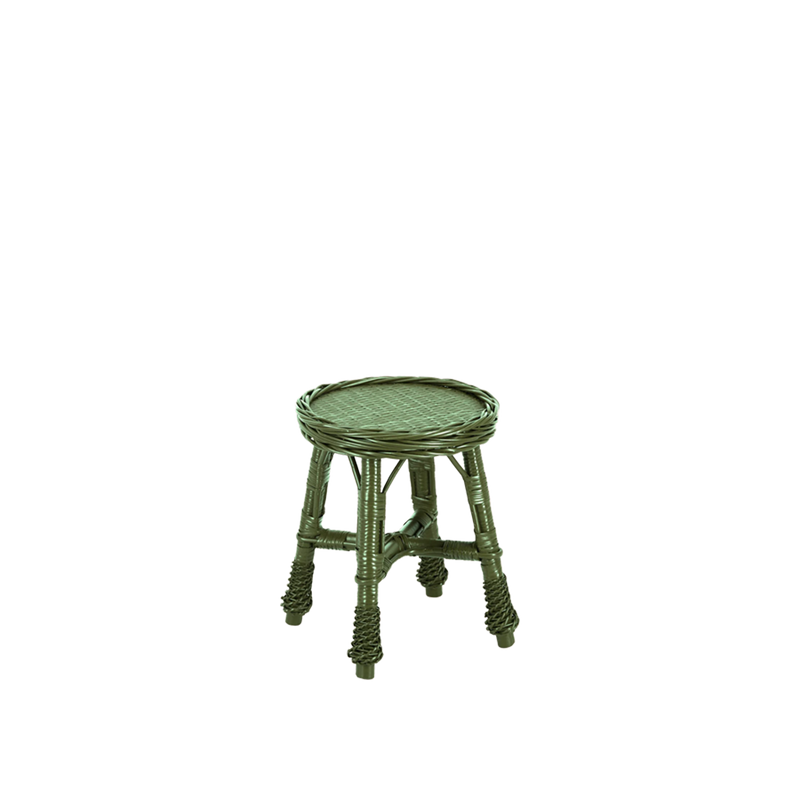 Taburete de mimbre verde con asiento circular tejido y cuatro patas rectas
