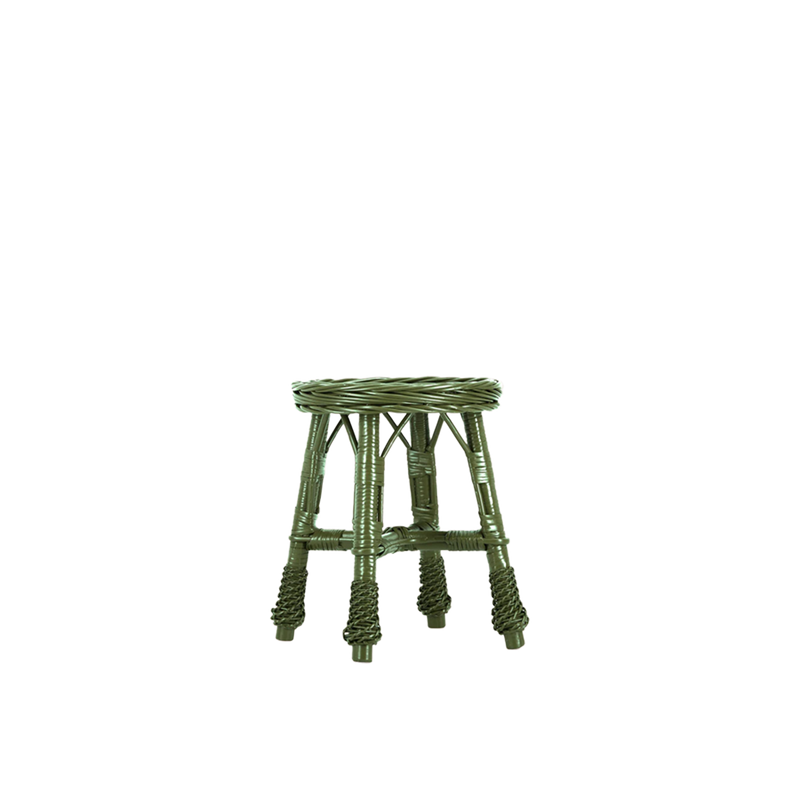 Taburete de mimbre verde con vista lateral del asiento y patas de trenza