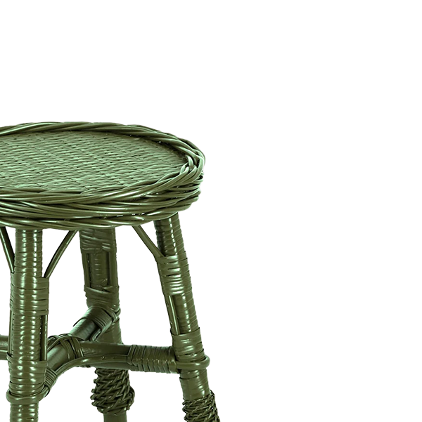 Taburete de mimbre verde, detalle del asiento tejido y uniones de las patas