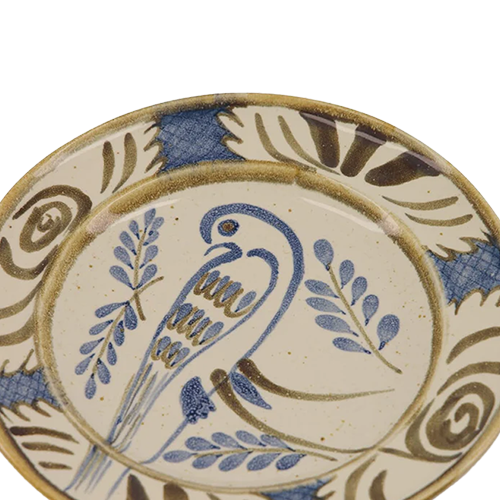 Plato ovalado de postre con ave azul y hojas, detalle del borde decorado