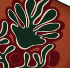 Cojín naranja con close-up del bordado de mano verde y contornos blancos
