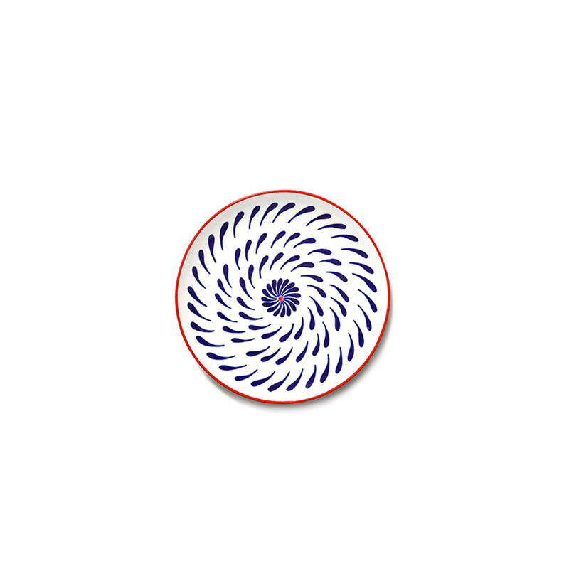 Plato desayuno redondo con espiral azul y borde rojo, sobre fondo blanco