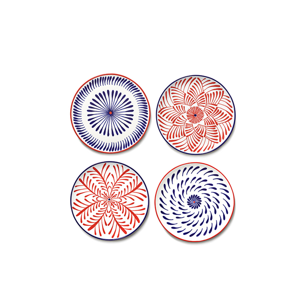 Set de 4 platos llanos con diseños florales rojo y azul, sobre fondo blanco.
