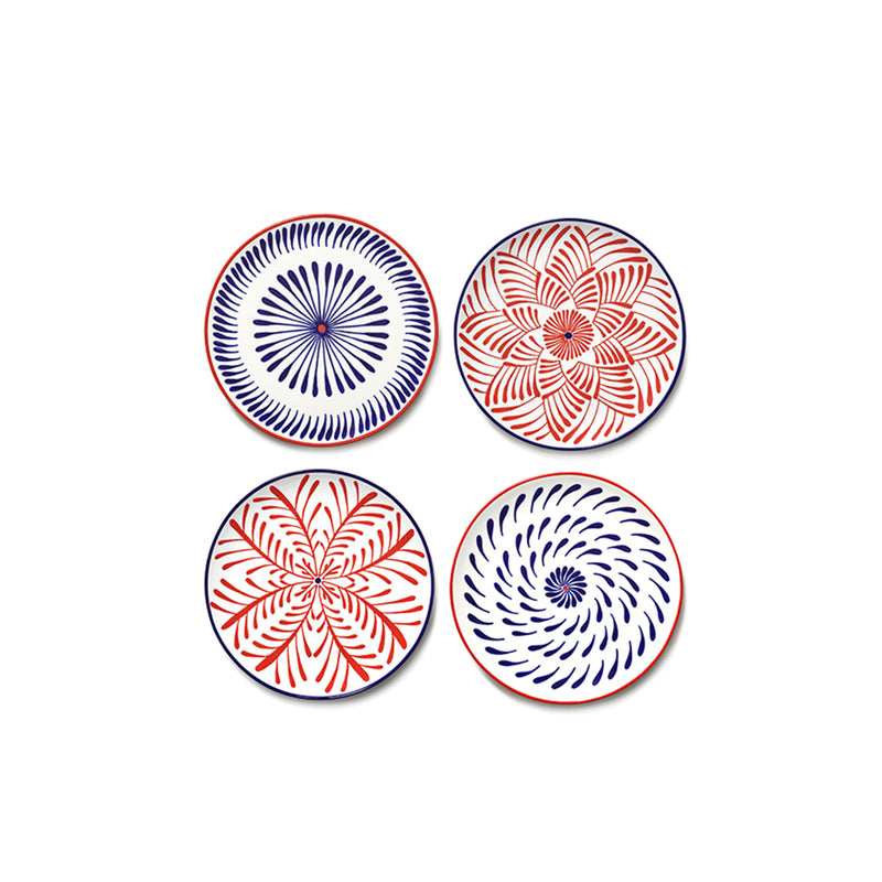 Set de 4 platos llanos con diseños florales rojo y azul, sobre fondo blanco.