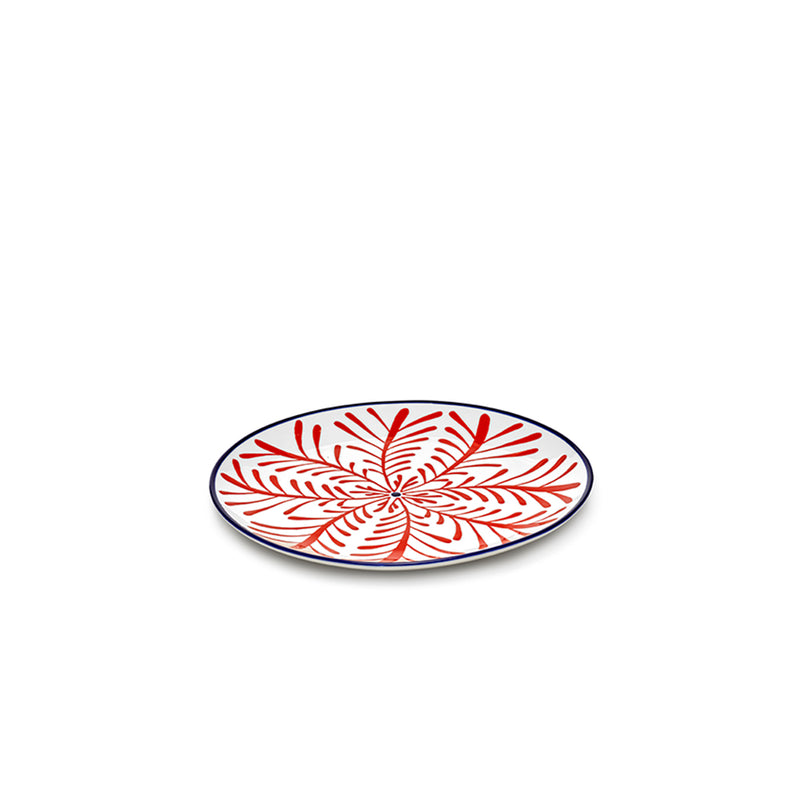 Plato llano con diseño floral rojo y líneas azul marino, borde rojo.