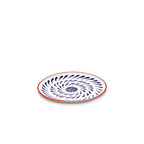 Plato llano con motivo espiral floral en azul y borde rojo, superficie blanca.