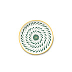 Plato llano con espiral floral verde sobre fondo claro y borde amarillo