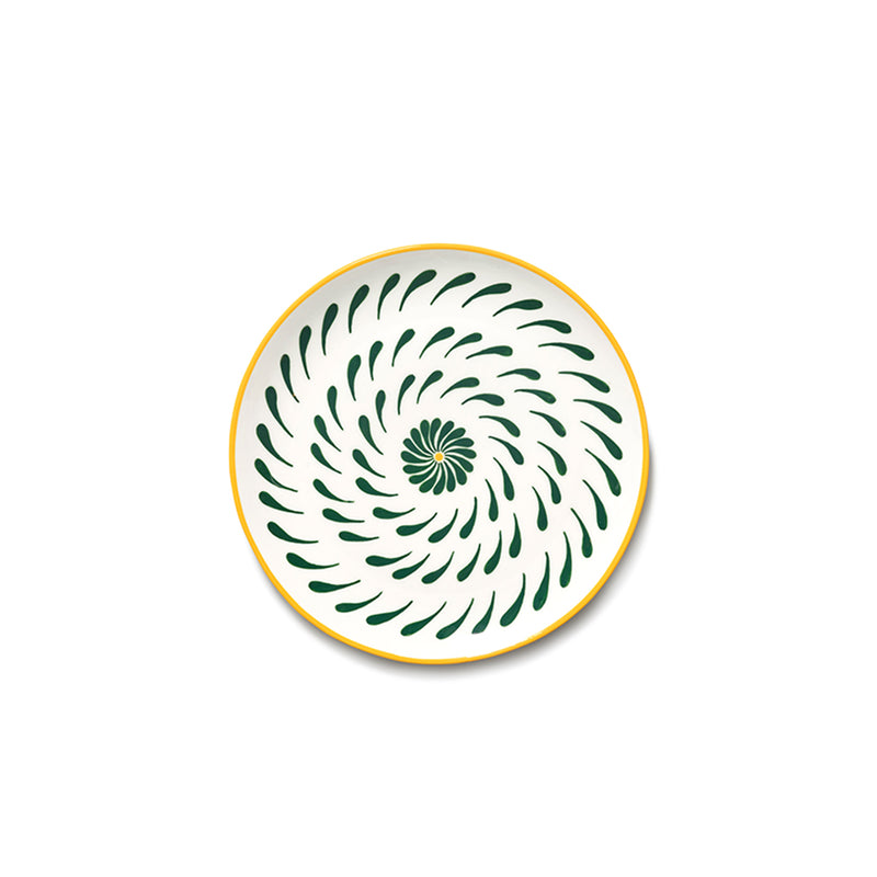 Plato llano con espiral floral verde sobre fondo claro y borde amarillo