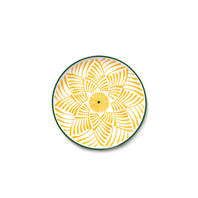 Plato llano con flor de rayos amarilla y naranja, centro verde, borde verde