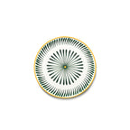 Plato llano con diseño floral radial verde oscuro y borde amarillo