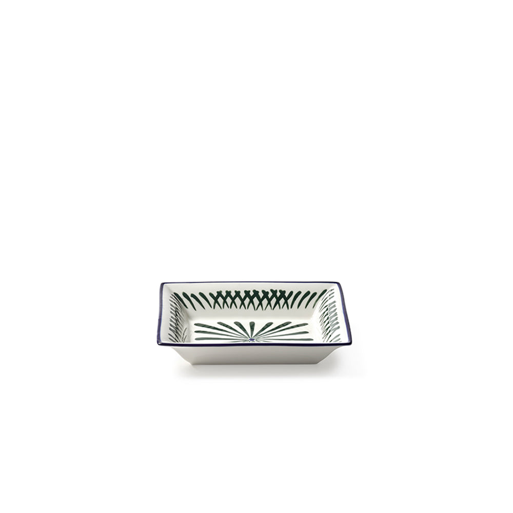 Plato rectangular con borde azul y patrón verde-azul sobre cerámica blanca.