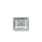 Plato rectangular blanco con diseño geométrico verde-azul y marco azul oscuro.