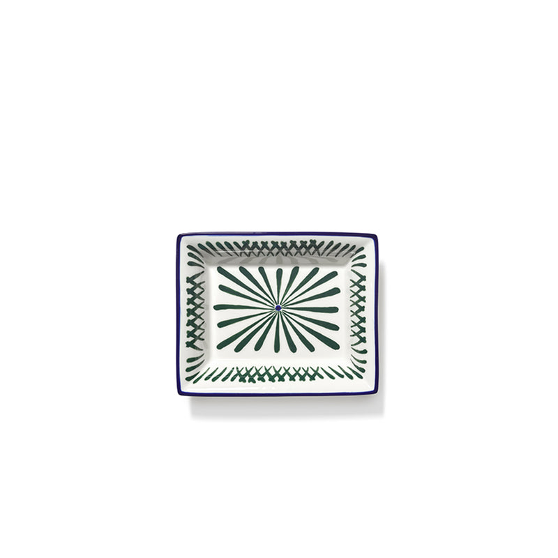 Plato rectangular blanco con diseño geométrico verde-azul y marco azul oscuro.