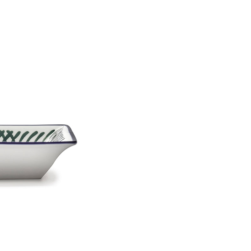 Borde de plato rectangular: cerámica blanca con franjas verdes y marco azul.