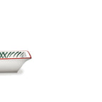 Esquina de plato rectangular cerámico con borde rojo y patrón verde y negro