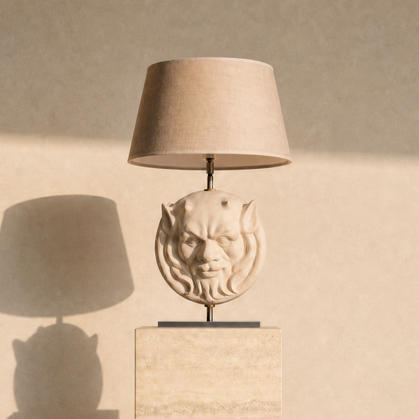 Lámpara de sobremesa con pantalla de lino y figura de sátiro esculpida en metal