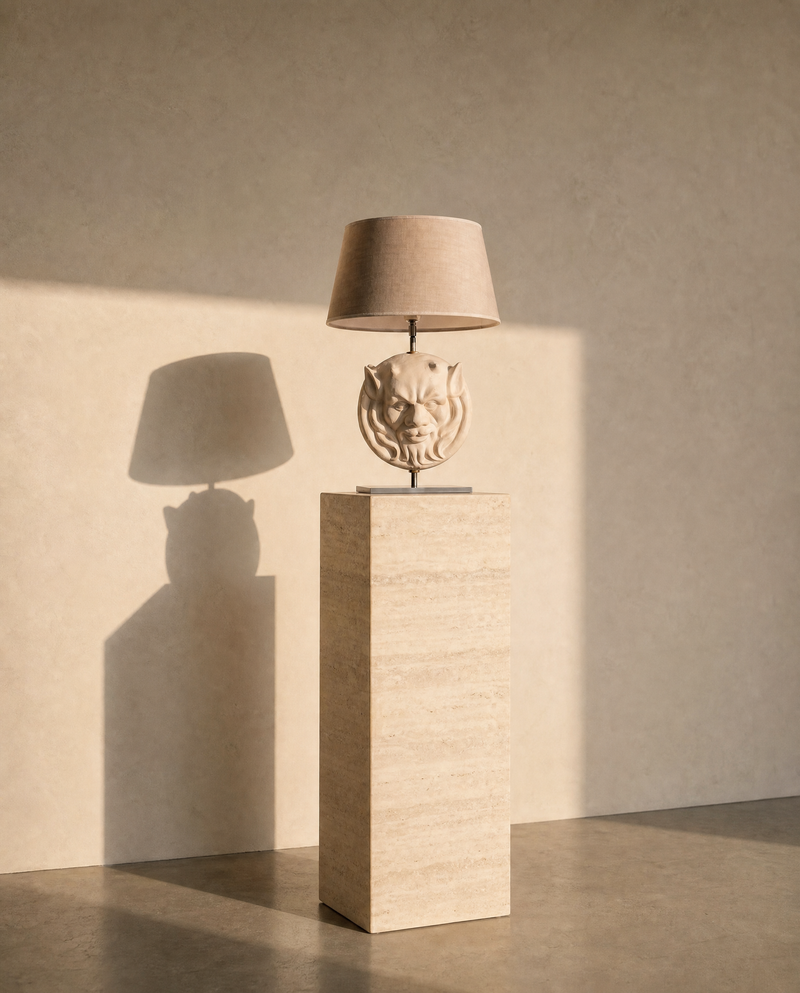 Lámpara de sobremesa con pantalla de lino marrón, figura de sátiro y base rectangular clara
