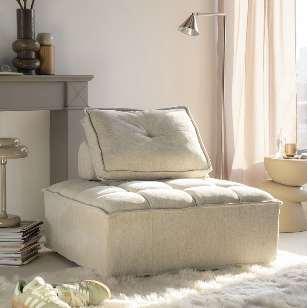 Módulo de sofá tapizado beige, con reposacabezas y asientos acolchados