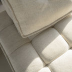 Módulo de sofá tapizado beige, vista de los cojines del asiento y respaldo