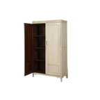 Armario de madera con puertas abatibles abiertas, interior con estantes y acabado claro