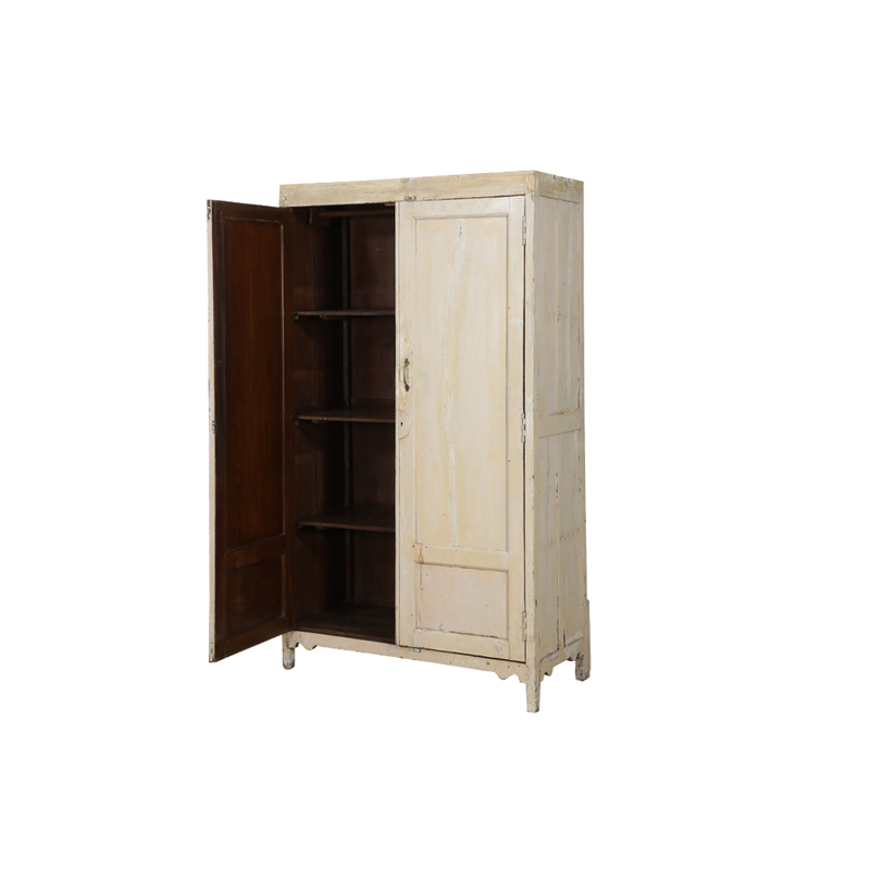 Armario de madera con puertas abatibles abiertas, interior con estantes y acabado claro