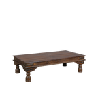 Mesa de centro oriental de teca con grabados y patas de madera torneadas