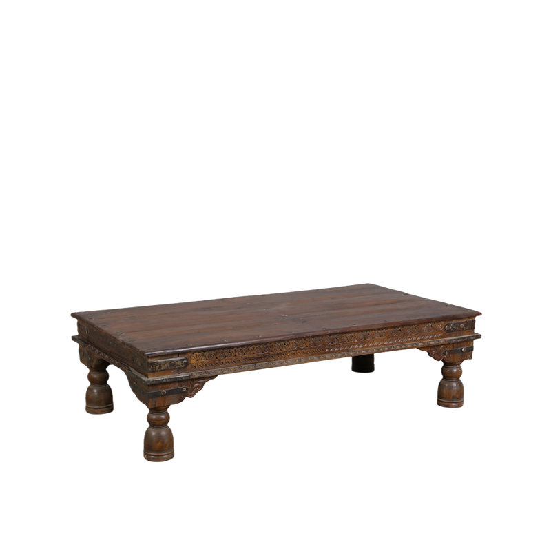 Mesa de centro oriental de teca con grabados y patas de madera torneadas